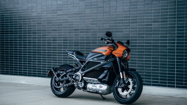 Moto elétrica precisa de CNH? Os dois números que decidem