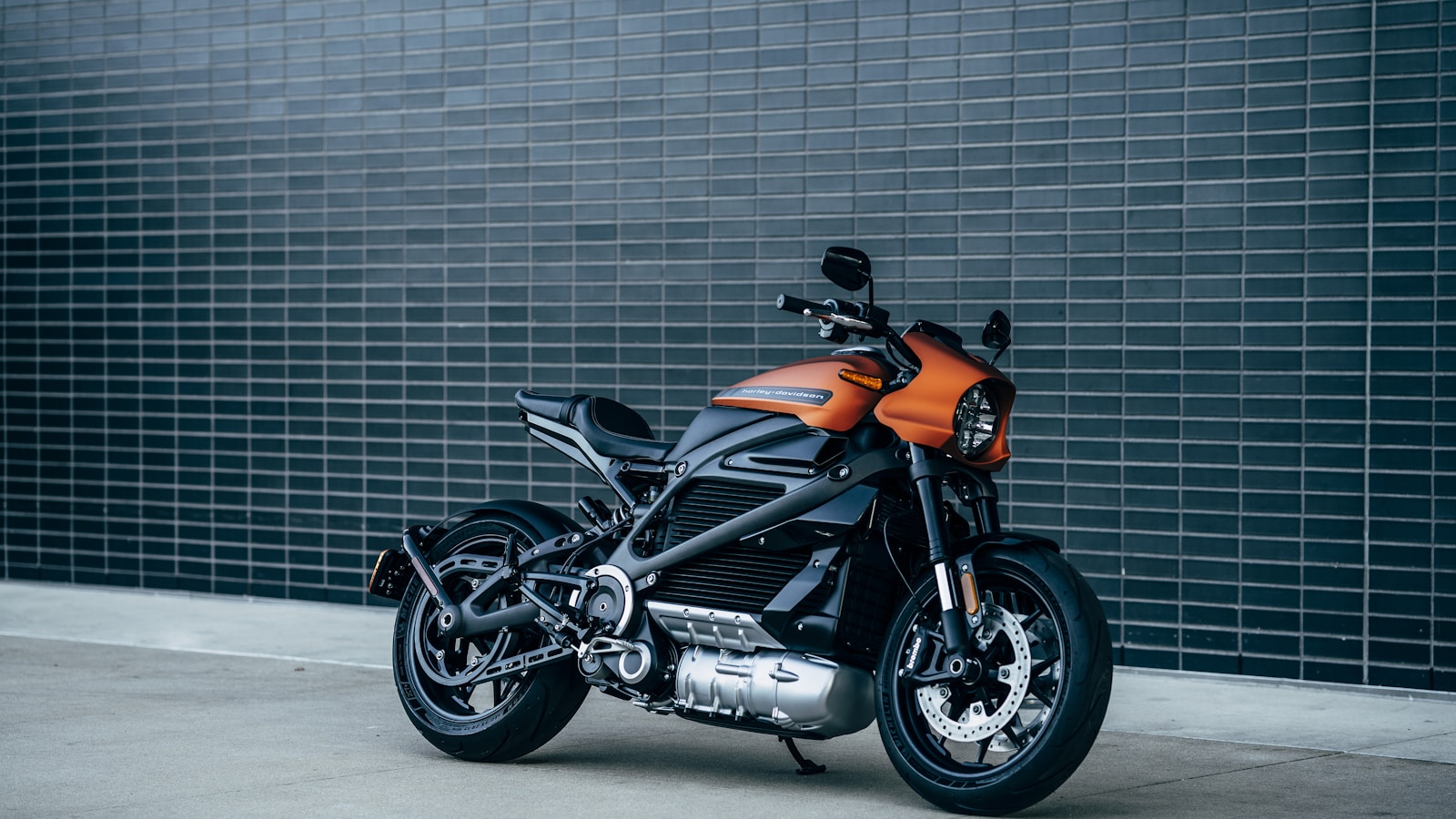 Moto elétrica estacionada em via urbana, modelo que exige CNH categoria A