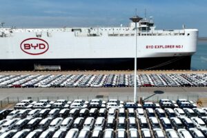 Elétricos no Brasil sobem 125%: Efeito do combustível? Carregadores públicos com carros elétricos compactos em uso urbano no Brasil, vista horizontal em estacionamento