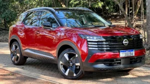 Kicks 2027 ficou no preço certo após corte da Nissan? Nissan Kicks 2027 prata, foto frontal em concessionária brasileira, landscape