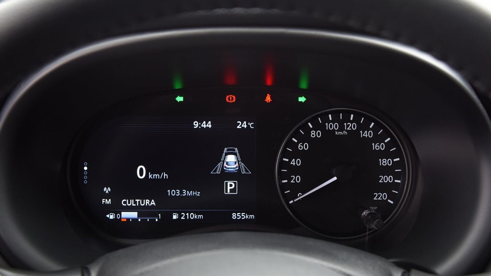 Nissan Kicks 2017/2018 estacionado em frente a uma concessionária, com vista frontal e iluminação natural, orientação horizontal