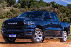 Ram 1500 Big Horn pode abrir a linha da picape no Brasil Toyota SW4 em foto lateral horizontal, estacionada em ambiente urbano premium, destacando porte de SUV grande