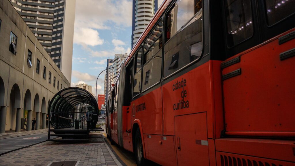 Ônibus do transporte coletivo de Curitiba, serviço que exige condutor com EAR