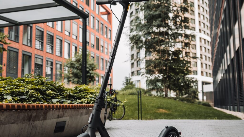 Patinete elétrico em via urbana, equipamento autopropelido que não exige habilitação