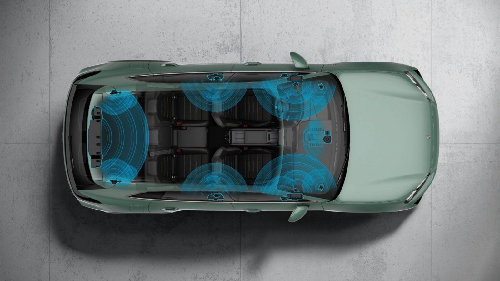 Amplificador automotivo Burmester com tecnologia de nitreto de gálio, componentes eletrônicos e dissipador de calor em bancada, imagem horizontal