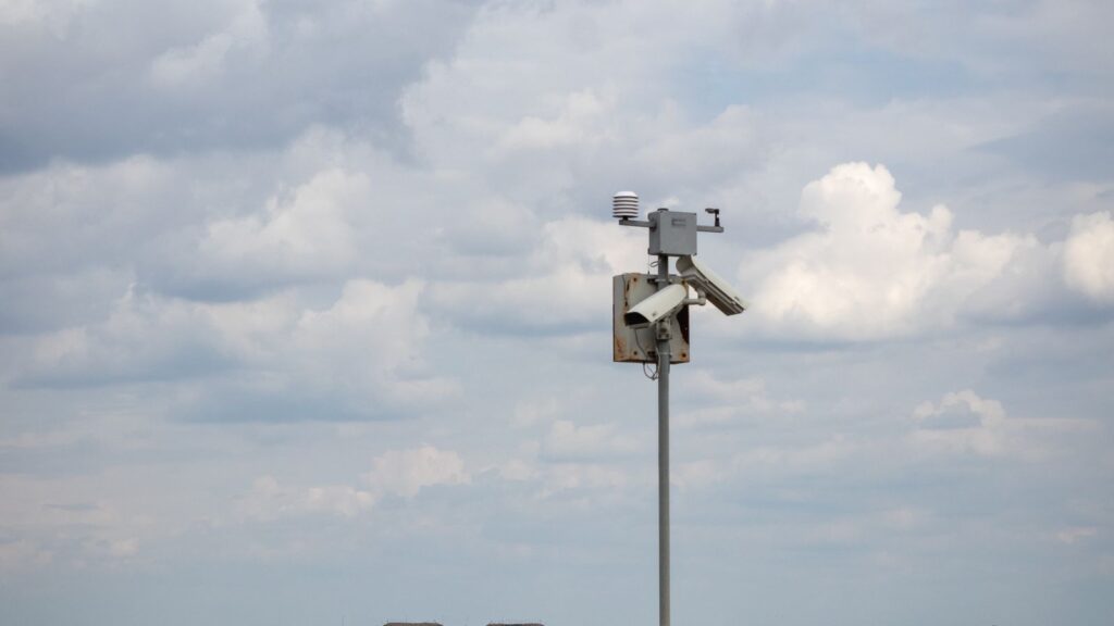 Multa por excesso de velocidade: valores, pontos e tolerância Radar de fiscalização de velocidade instalado em poste na via