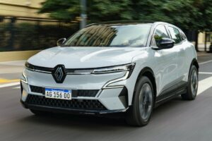 Renault Megane E-Tech por R$ 212.790 em oferta Renault Megane E-Tech branco em frente a uma concessionária Renault brasileira, vista frontal horizontal, com destaque para a carroceria elétrica