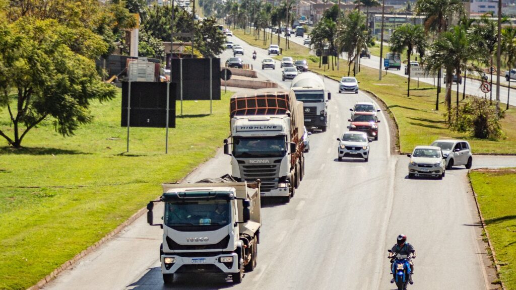 Multa por excesso de velocidade: valores, pontos e tolerância Rodovia brasileira com caminhões e carros, via sujeita a fiscalização de velocidade