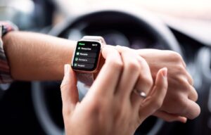 Smartwatch dirigindo: Quando pode render multa Motorista brasileiro dirigindo em avenida urbana, smartwatch visível no pulso sem interação, fotografia horizontal landscape