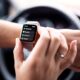Smartwatch dirigindo: Quando pode render multa