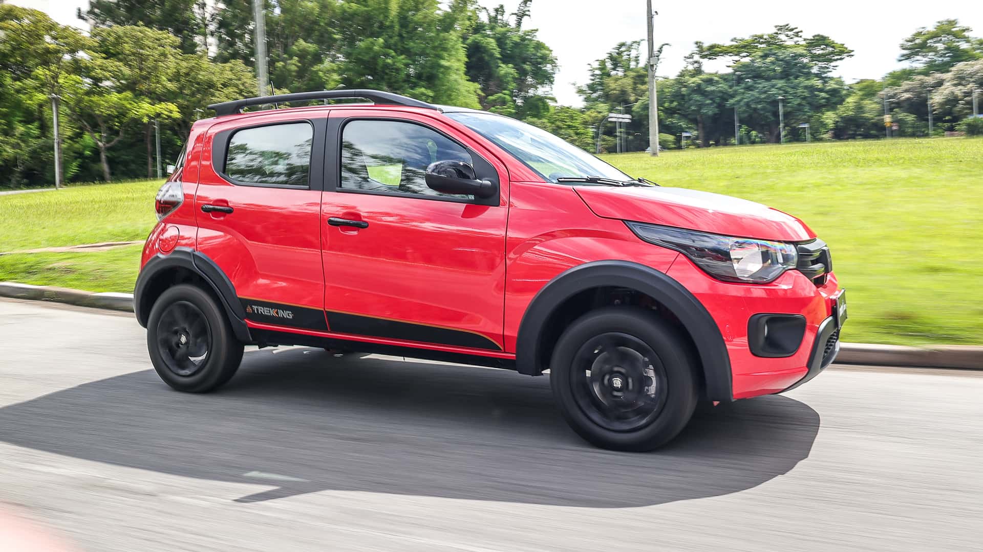 Carro com campanha pode mudar a cobertura do seguro detalhe horizontal de envelopamento parcial e envelopamento total em dois carros, mostrando a diferença entre adesivo eleitoral e mudança completa de cor