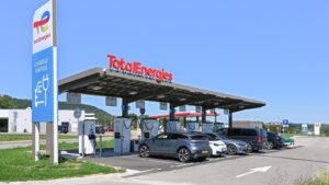 Seguro de carro elétrico: Bateria e cabos elevam o valor de proteção Estação de recarga rápida com vários carros elétricos conectados