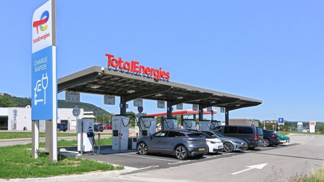 Seguro de carro elétrico: Bateria e cabos elevam o valor de proteção