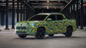 Volkswagen Tukan 2027: Nova picape mira Strada Volkswagen Tukan com camuflagem verde e amarela vista de três quartos