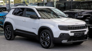 Jeep Avenger começa a ser produzido no Brasil Jeep Avenger visto de três quartos frontal, SUV compacto híbrido-leve da Jeep