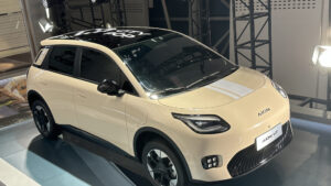 Marca chinesa dispara nas vendas de elétricos GAC Aion UT, hatch elétrico compacto da GAC Aion