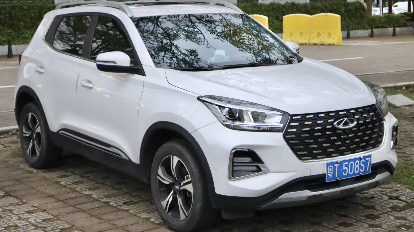 CAOA Chery Tiggo 5X visto de frente, mostrando grade e faróis