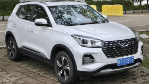CAOA Chery Tiggo 5X visto de frente, mostrando grade e faróis