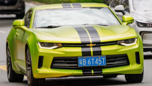 Novo Camaro pode voltar irreconhecível em 2027 Chevrolet Camaro sexta geração, vista frontal em ângulo, cor branca
