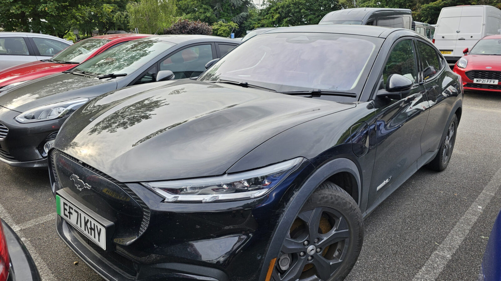 Ford Mustang Mach-E preto, o modelo usado por polícia disfarçada em Dearborn, Michigan