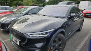 Ford Mustang Mach-E preto, o modelo usado por polícia disfarçada em Dearborn, Michigan