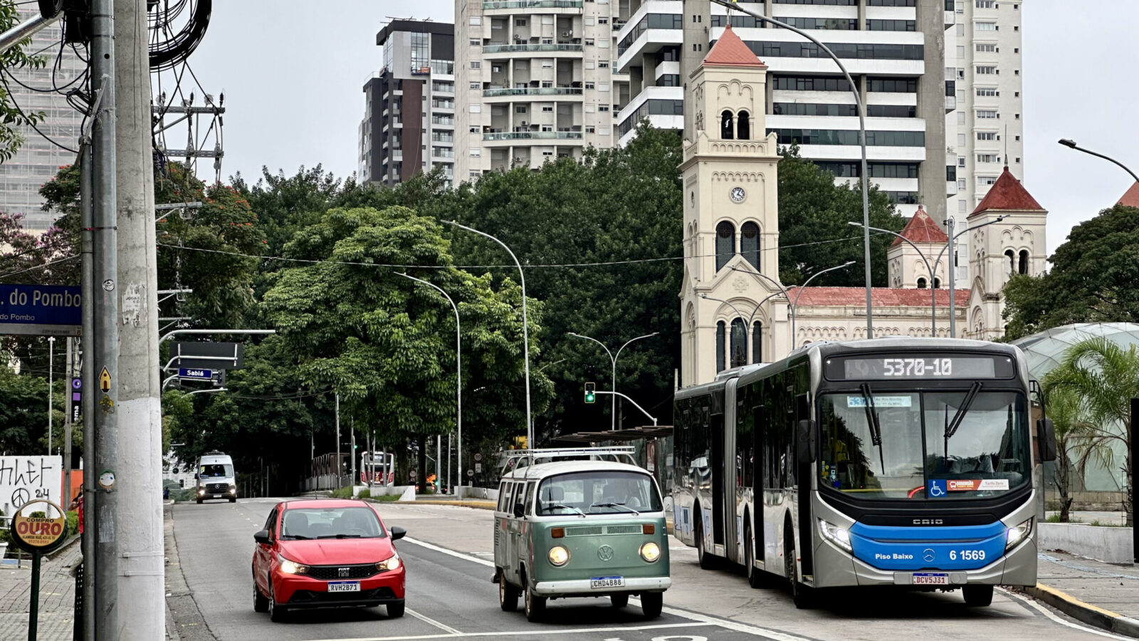 Trânsito urbano em São Paulo, veículos parados em semáforo