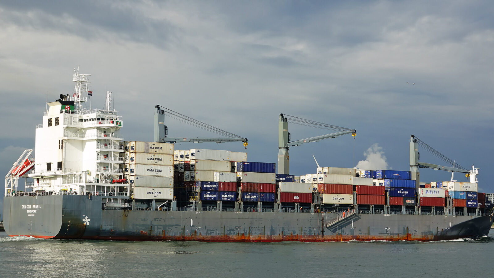 Navio porta-contêineres em operação portuária
