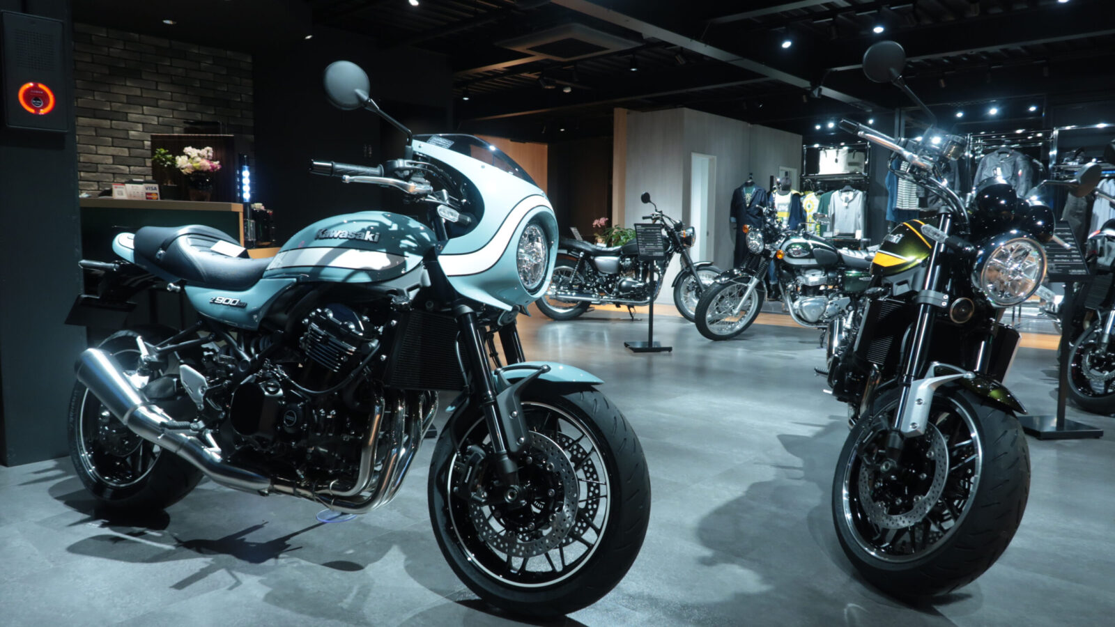 Kawasaki Z900RS, naked retrô da Kawasaki, ao lado da versão Café