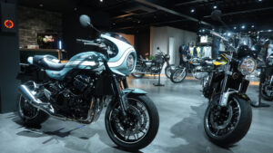 Kawasaki Z900RS, naked retrô da Kawasaki, ao lado da versão Café