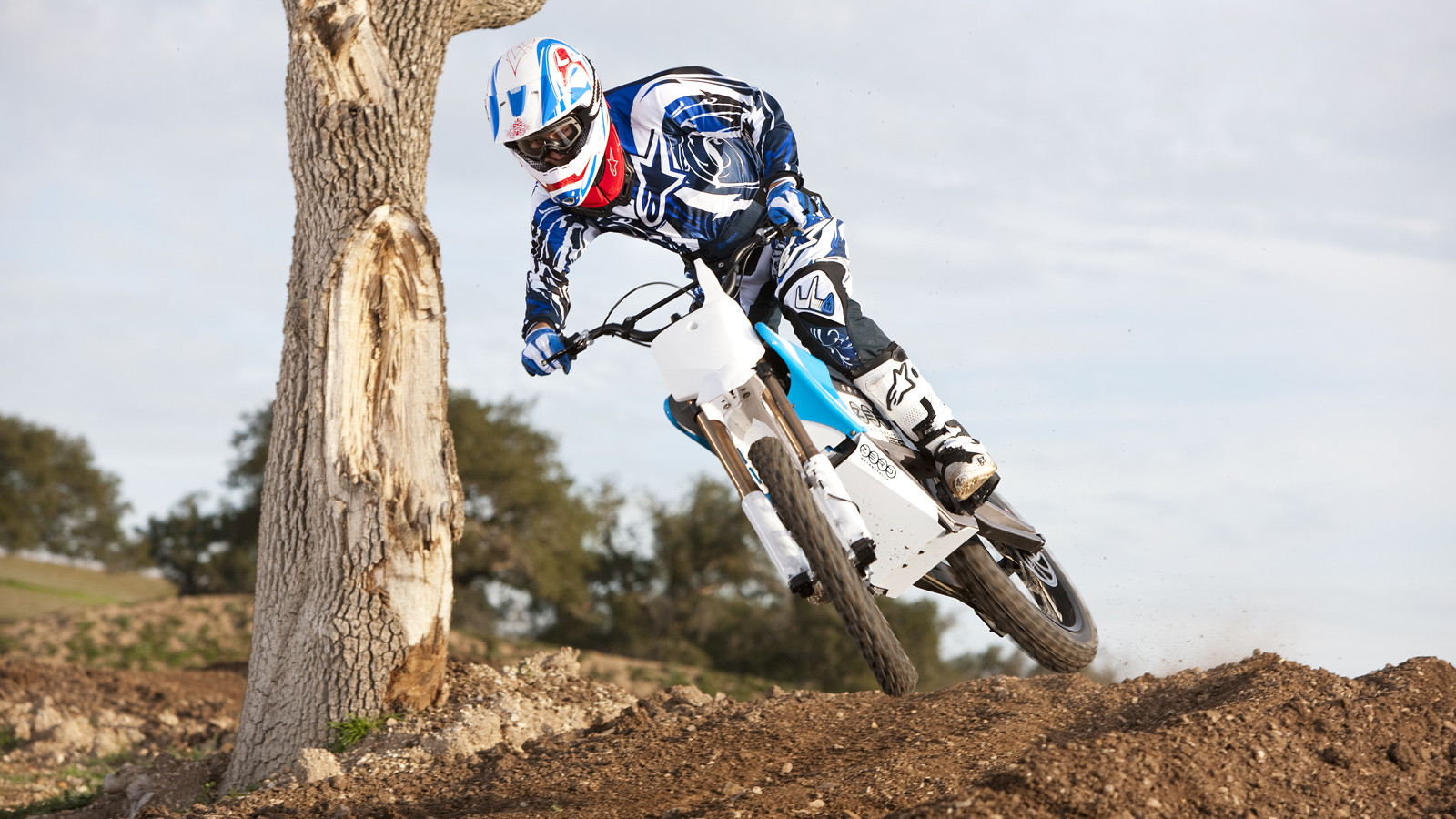 Moto elétrica de trilha em salto, ilustrando categoria da nova MXF Ark 8