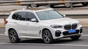 Novo BMW X5 chega com cinco tipos de motor BMW X5 G05 visto em três quartos frontal, geração atual do SUV