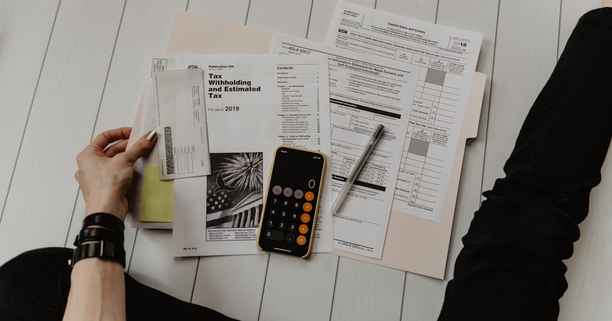 Chave de carro sobre documentos — como descobrir busca e apreensão de veículo