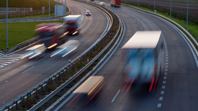 Celular ao volante dá multa gravíssima? Veja a regra