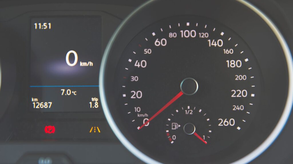 Multa por excesso de velocidade: valores, pontos e tolerância Velocímetro de carro marcando em km/h, referência para o limite de velocidade
