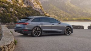 Audi A6 Avant e-tron, cinza, vista lateral traseira