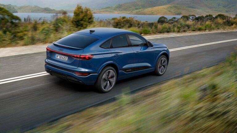 Audi SQ6 Sportback e-tron, azul, vista lateral traseira em movimento