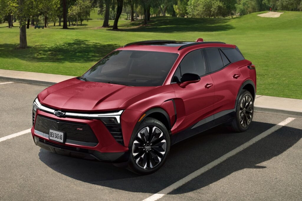 Chevrolet Blazer EV RS vermelho, vista frontal em perspectiva elevada