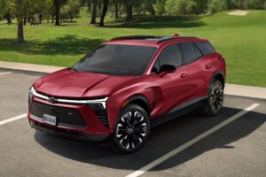 Chevrolet Blazer EV RS vermelho, vista frontal em perspectiva elevada