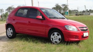 Celta usado: qual fase comprar sem arrependimento? Chevrolet Celta 2013 vermelho de cinco portas, da terceira fase do modelo