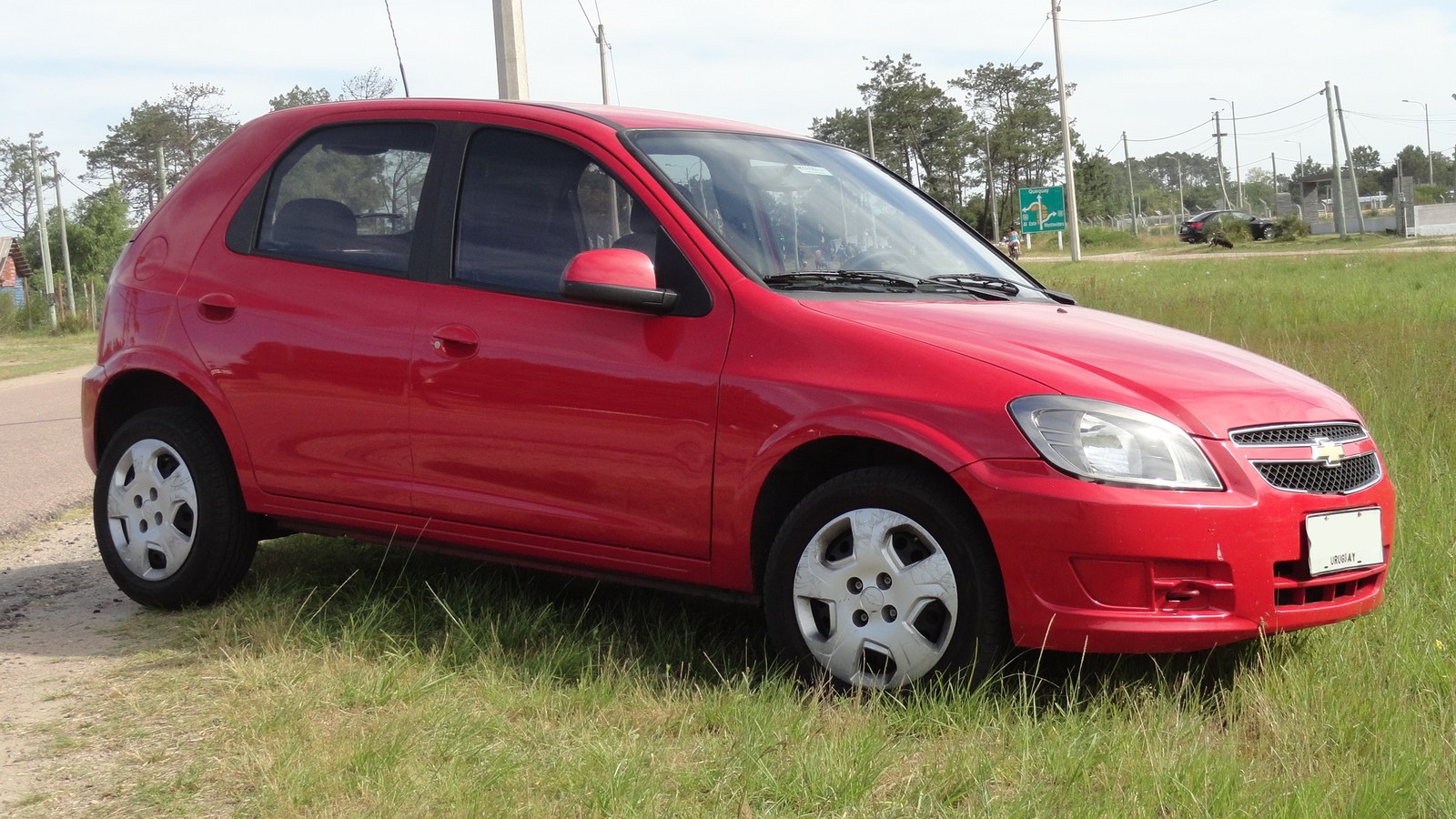 Chevrolet Celta 2013 vermelho de cinco portas, da terceira fase do modelo