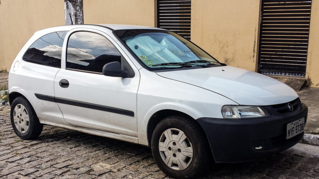 Chevrolet Celta branco de três portas da primeira fase, vendida de 2000 a 2006