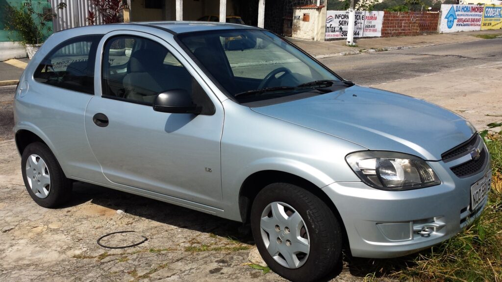 Chevrolet Celta LS prata de três portas, da fase lançada na linha 2012