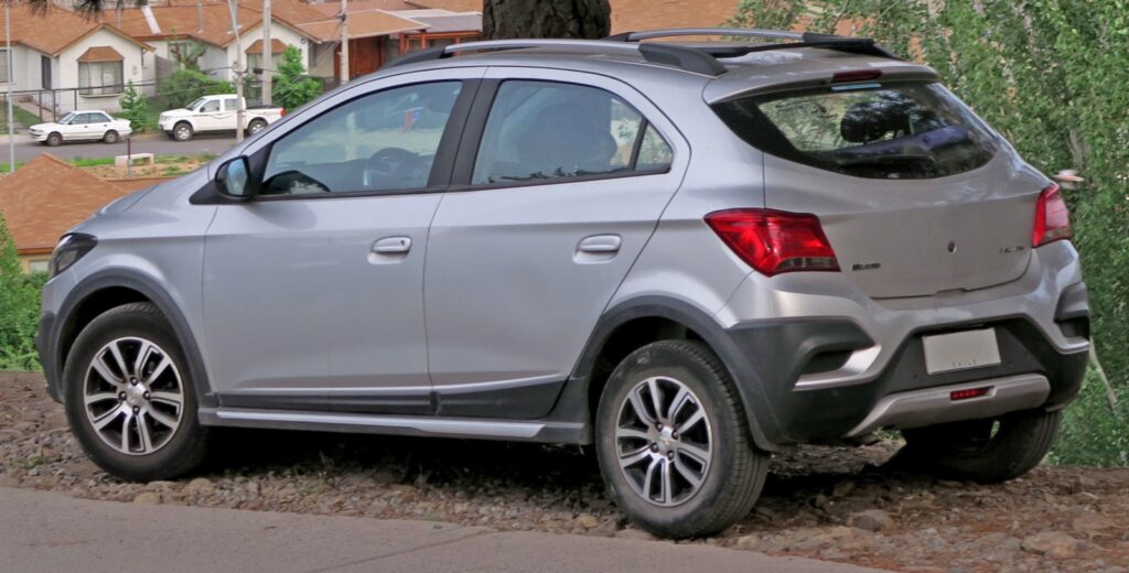 Chevrolet Onix Activ 2017 de primeira geração em vista traseira lateral