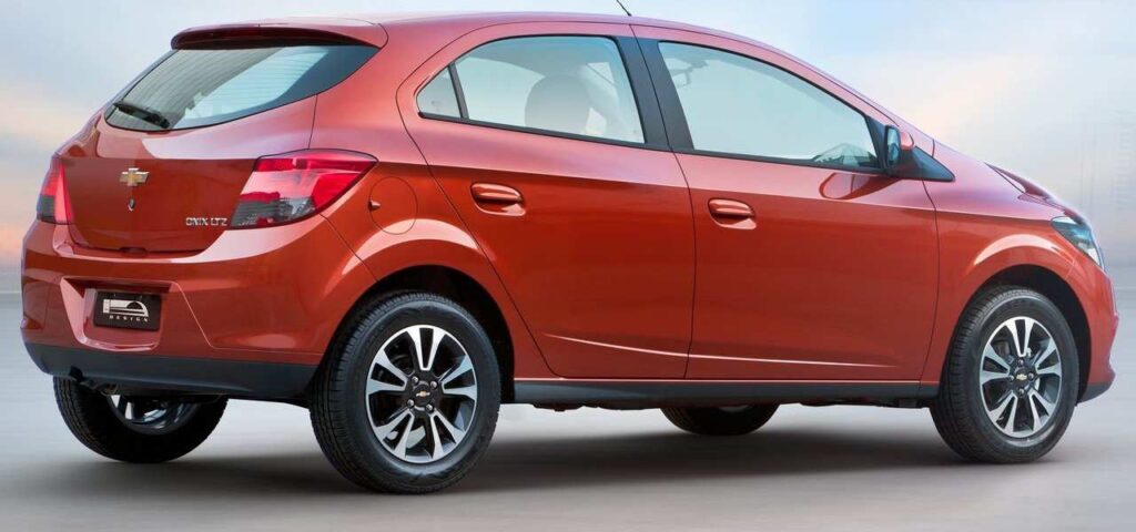 Traseira do Chevrolet Onix LTZ 2013 de primeira geração