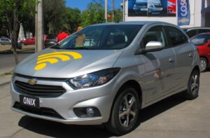 Onix 2013 a 2019 usado: qual ano comprar sem susto? Chevrolet Onix LTZ 2017 de primeira geração reestilizado em vista dianteira