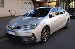Toyota Corolla prata de 11ª geração reestilizado, fabricado no Brasil, em vista frontal de três quartos