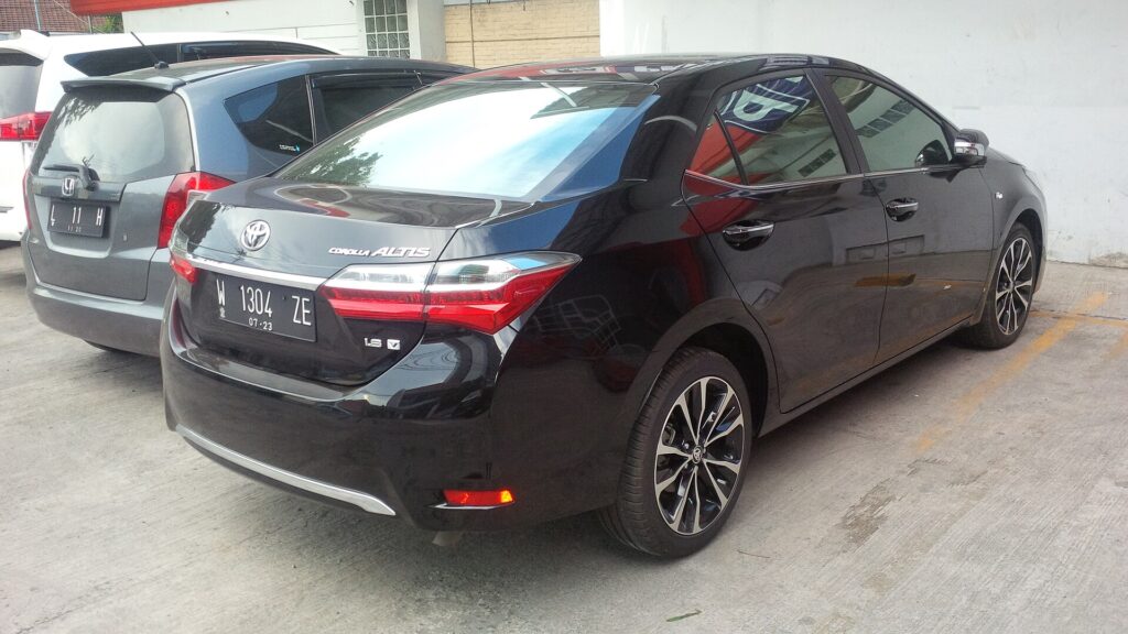 Corolla usado de 11ª geração: qual ano comprar? Traseira do Toyota Corolla reestilizado, com lanternas de LED da linha 2018