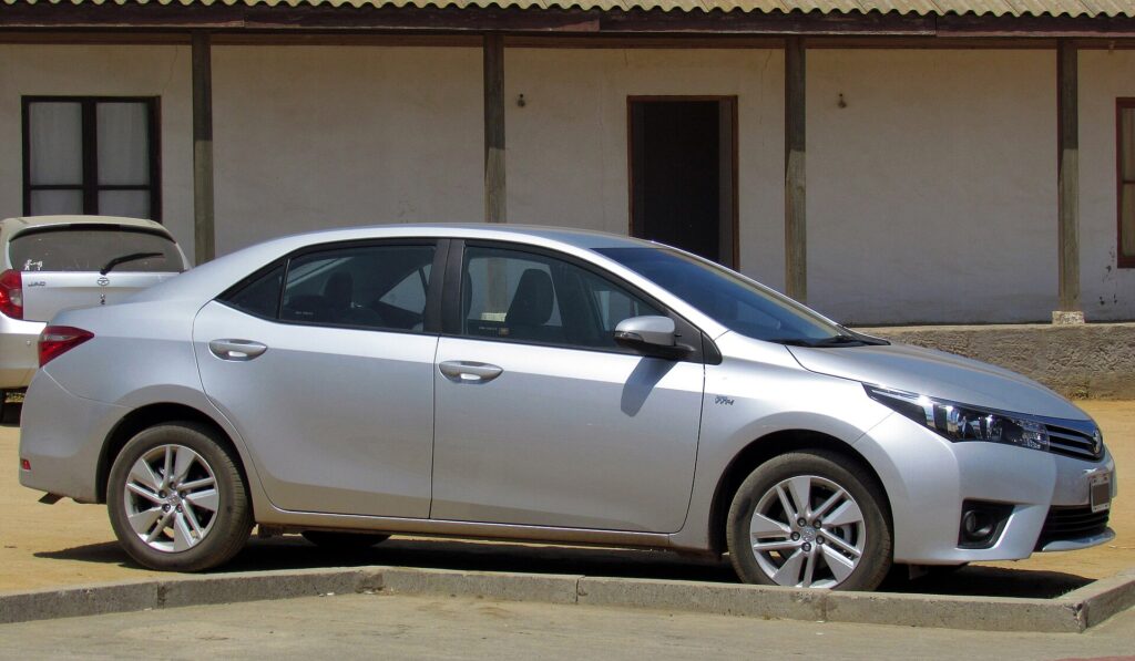 Corolla usado de 11ª geração: qual ano comprar? Lateral do Toyota Corolla XEi 2016 prata, com o visual anterior à reestilização