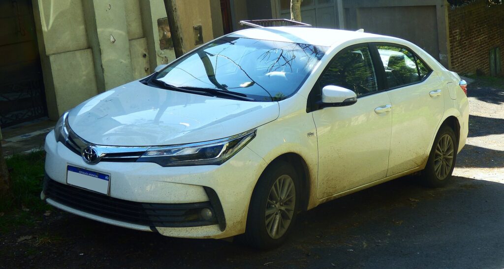 Corolla usado de 11ª geração: qual ano comprar? Toyota Corolla XEi 2018 branco, de fabricação brasileira, com o visual reestilizado