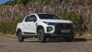 Fiat Strada Ultra branca de cabine dupla em vista dianteira, segunda geração